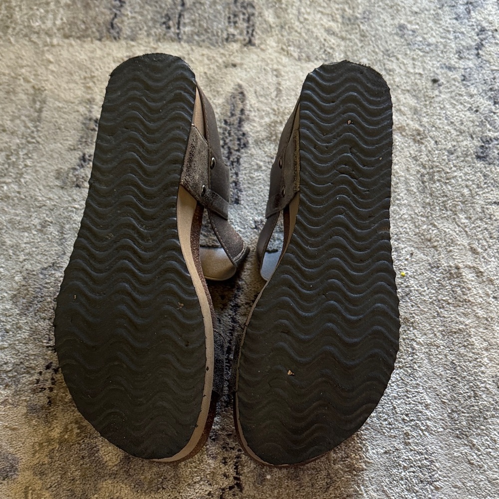 Crown Vintage Metallic Tan/Silver Double-Strap Slingback Sandals - Picture 5 of 6